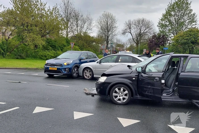 Ongeval tussen drie auto's op kruising
