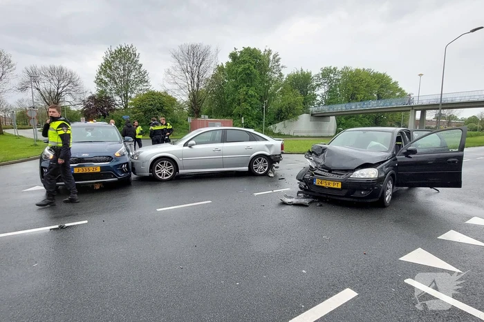 Ongeval tussen drie auto's op kruising