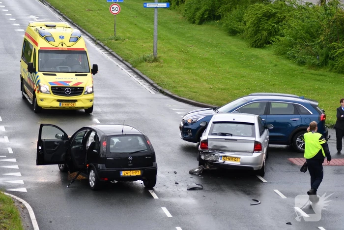 Ongeval tussen drie auto's op kruising