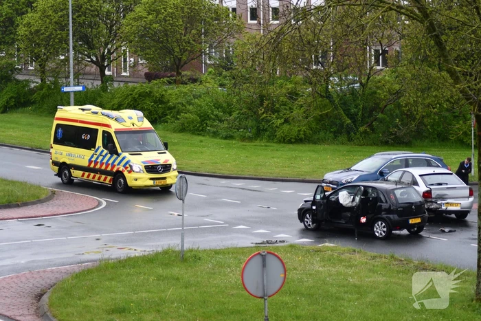 Ongeval tussen drie auto's op kruising
