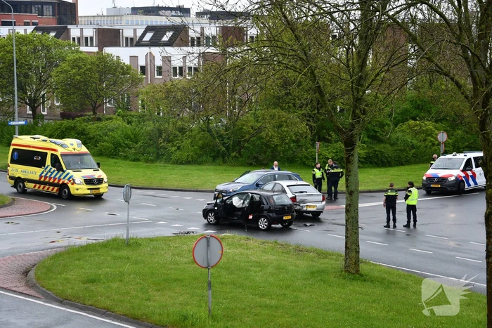 Ongeval tussen drie auto's op kruising