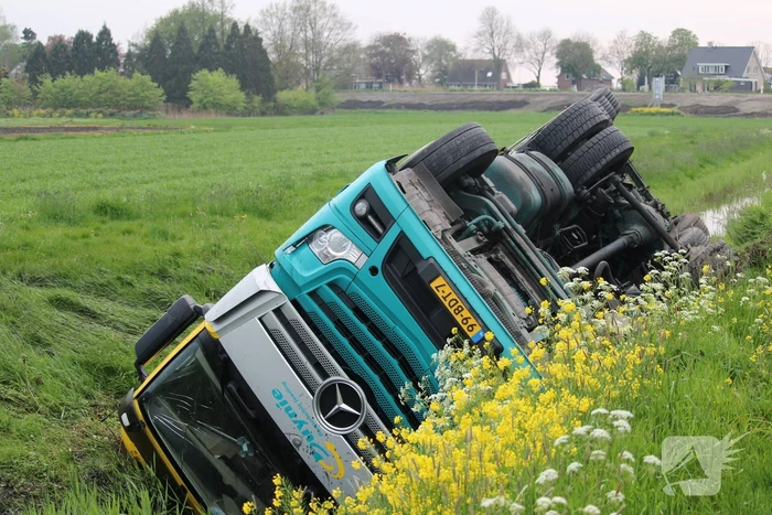 Vrachtwagen op z'n kop in de sloot