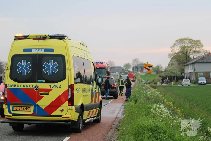 Vrachtwagen op z'n kop in de sloot