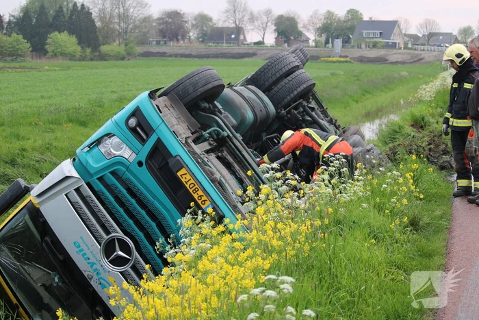 Vrachtwagen op z'n kop in de sloot