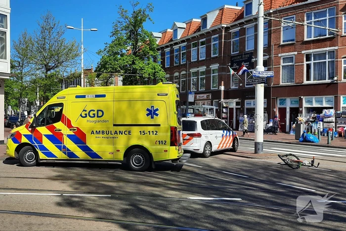Fietser met gitaar gewond bij verkeersongeval