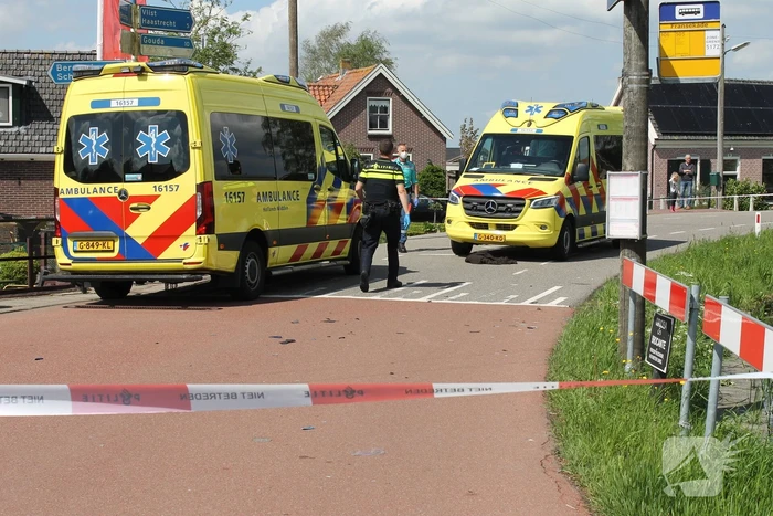 Brommerrijder zwaargewond bij verkeersongeval op kruising