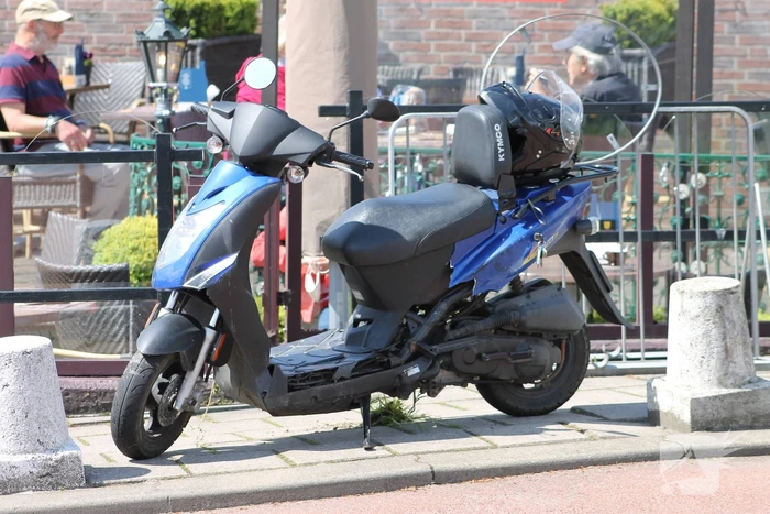 Brommerrijder zwaargewond bij verkeersongeval op kruising