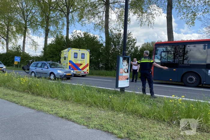 Aanrijding tussen personenauto en lijnbus op rotonde
