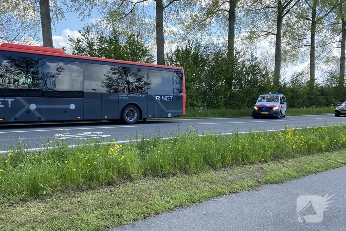 Aanrijding tussen personenauto en lijnbus op rotonde
