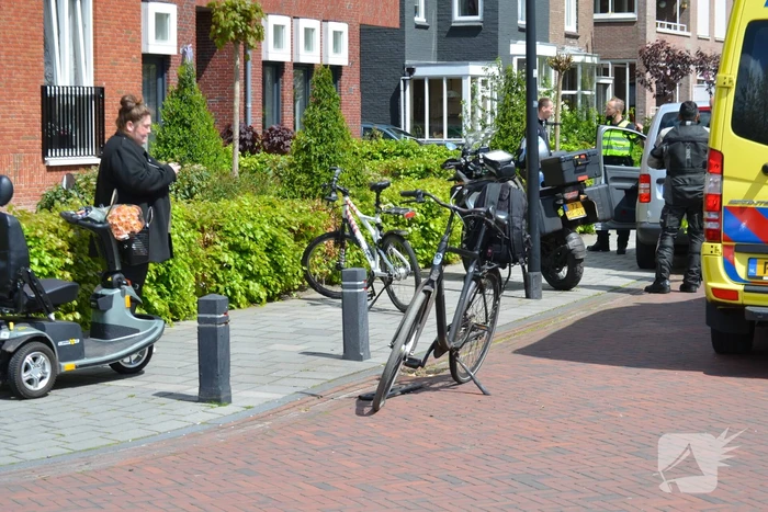 Fietser geschept door bestelwagen op kruising