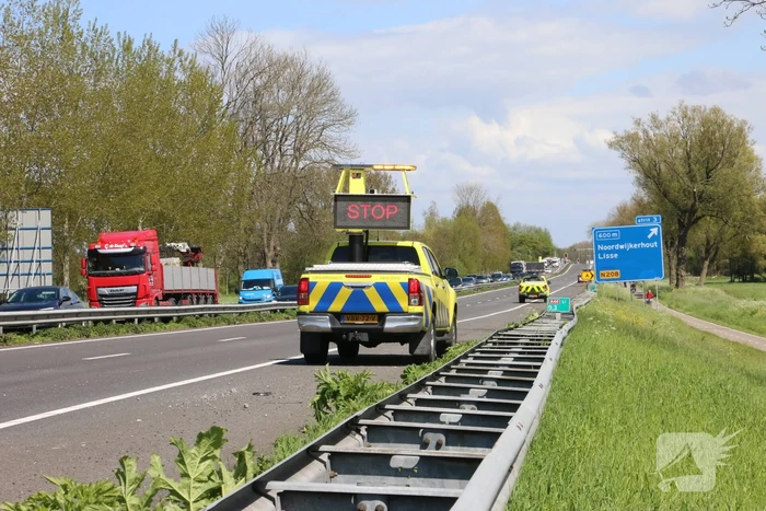 Zes voertuigen met lekke banden door stenen op de snelweg