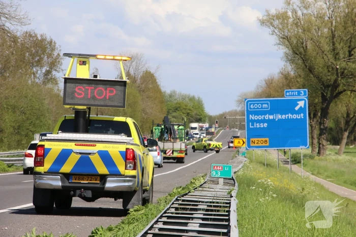 Zes voertuigen met lekke banden door stenen op de snelweg