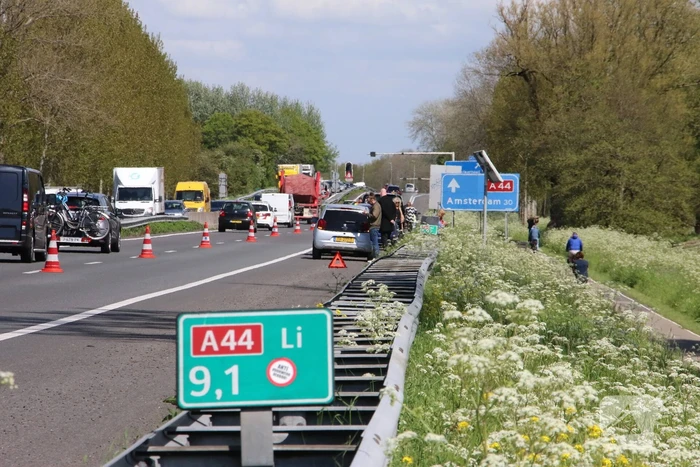 Zes voertuigen met lekke banden door stenen op de snelweg