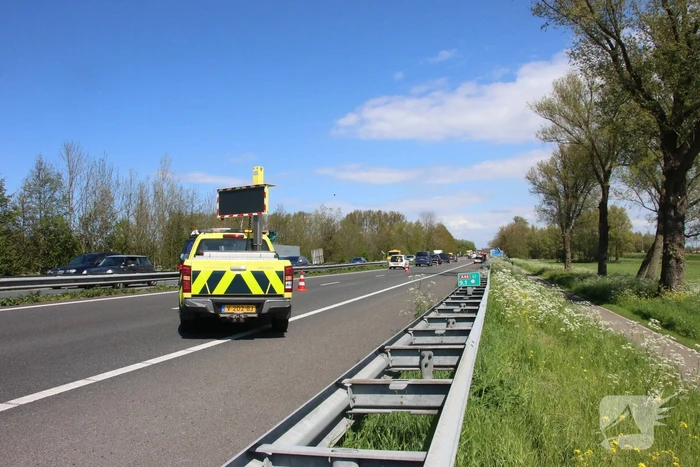 Zes voertuigen met lekke banden door stenen op de snelweg