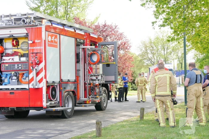 Vrachtwagen lekt vloeistof; brandweer doet onderzoek