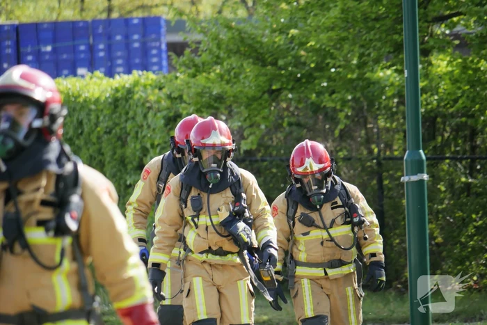 Vrachtwagen lekt vloeistof; brandweer doet onderzoek