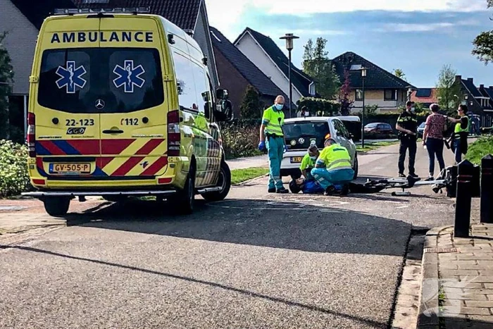 Maaltijdbezorger gewond door botsing met personenauto