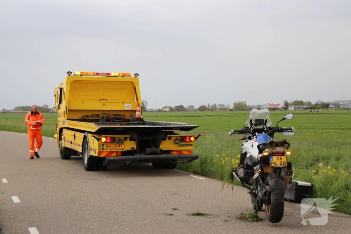 Motorrijder belandt in sloot