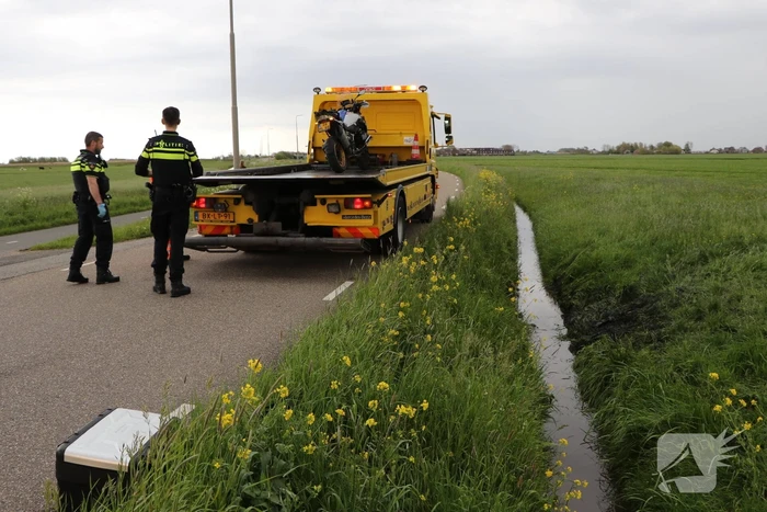 Motorrijder belandt in sloot