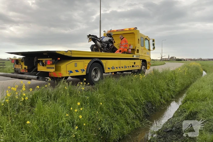 Motorrijder belandt in sloot