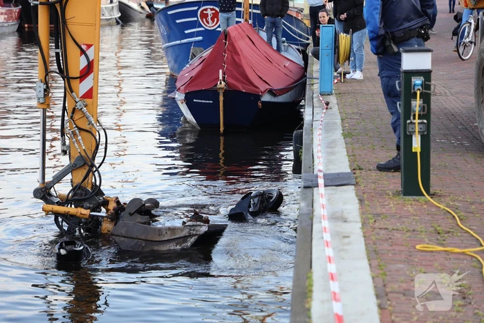Scooter raakt te water bij ligplaats van watertaxi