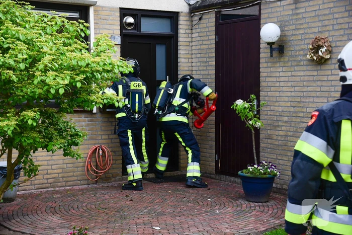Brandweer blust brand in schoorsteen van woning