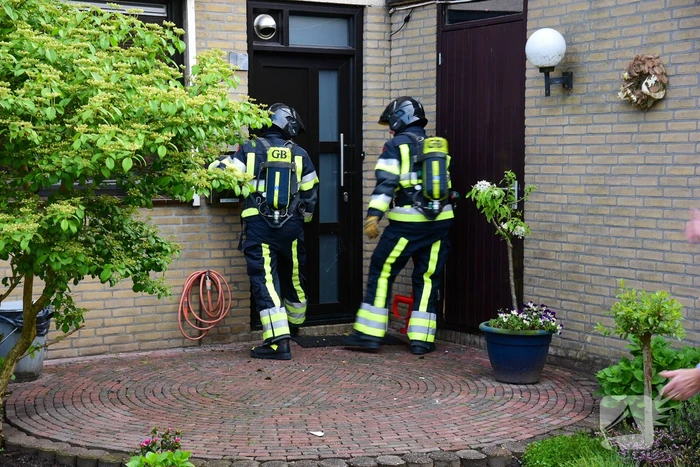 Brandweer blust brand in schoorsteen van woning