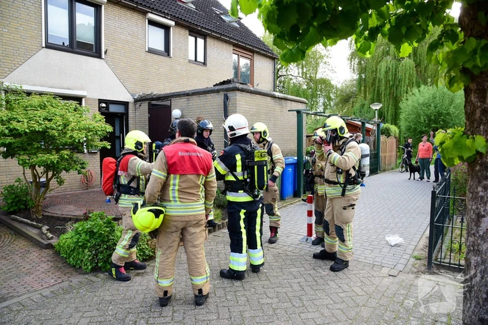 Brandweer blust brand in schoorsteen van woning