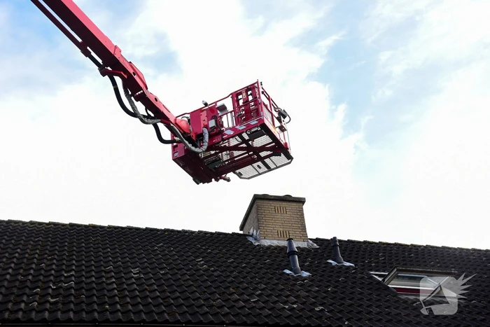 Brandweer blust brand in schoorsteen van woning