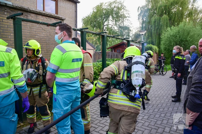 Brandweer blust brand in schoorsteen van woning