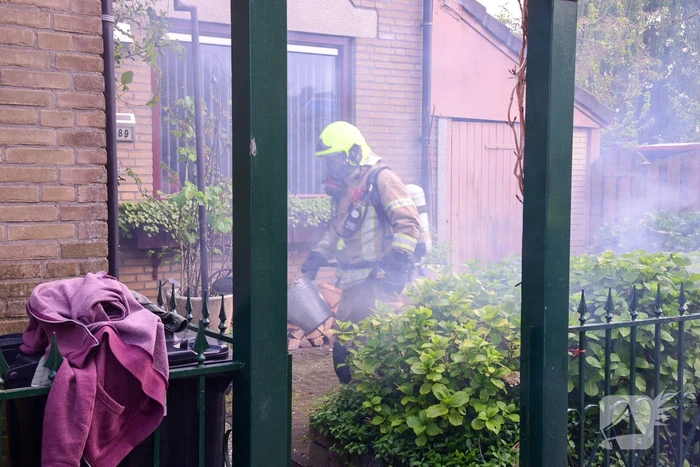 Brandweer blust brand in schoorsteen van woning