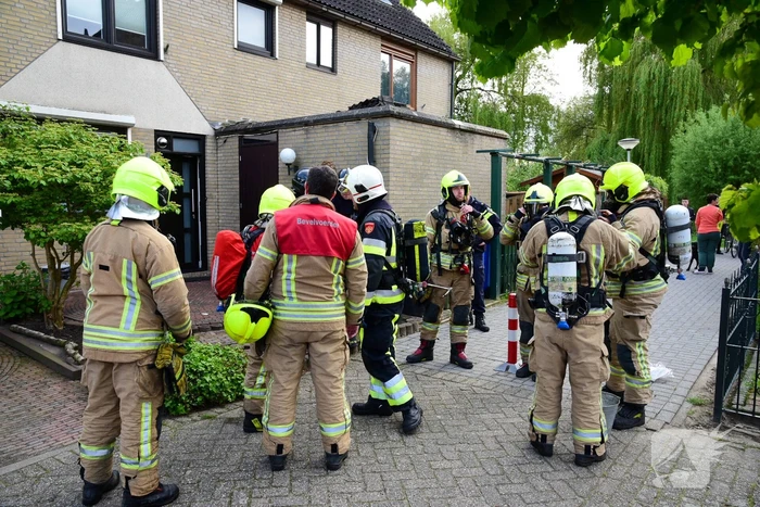 Brandweer blust brand in schoorsteen van woning