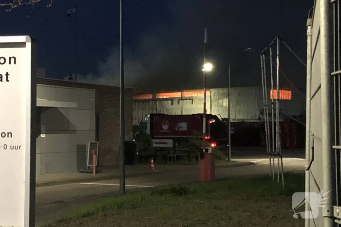 Grote brand in loods van vuilstort