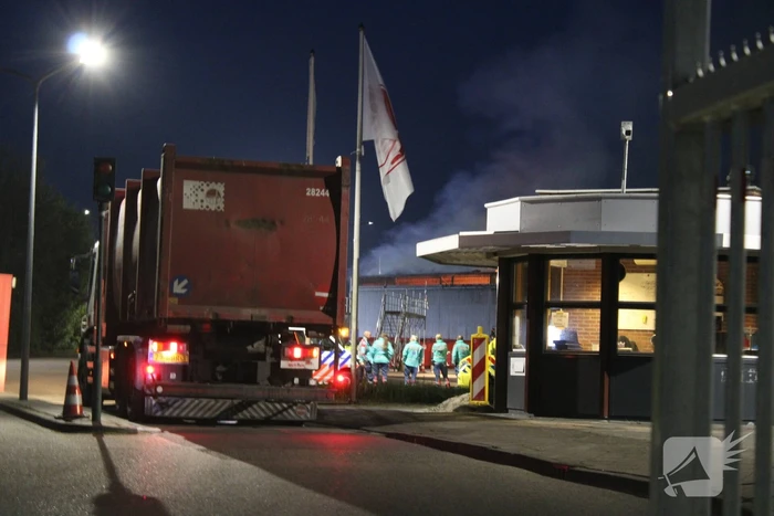 Grote brand in loods van vuilstort