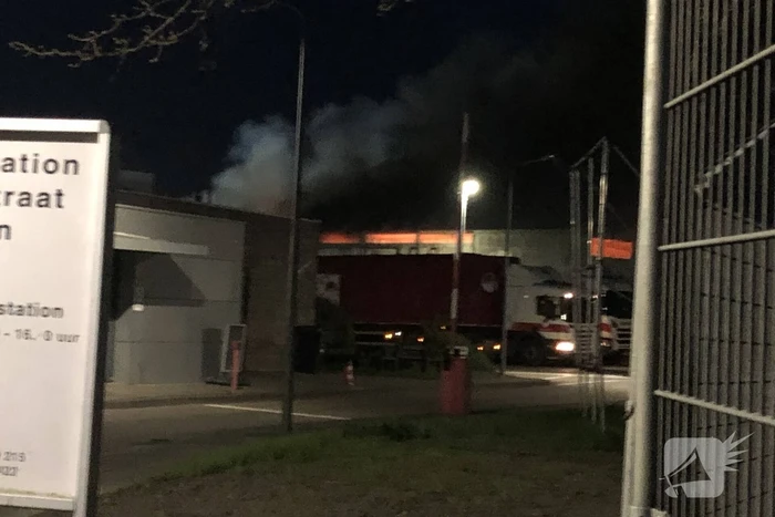 Grote brand in loods van vuilstort
