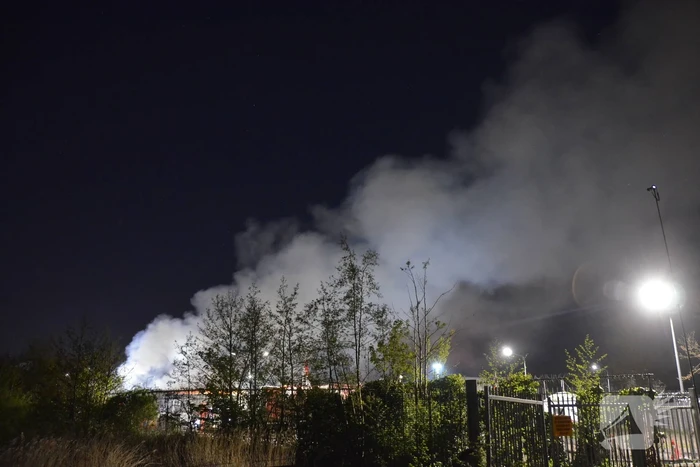 Grote brand in loods van vuilstort