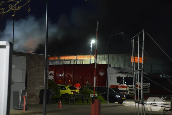 Grote brand in loods van vuilstort