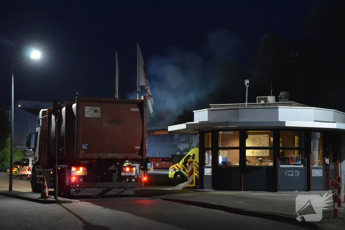Grote brand in loods van vuilstort