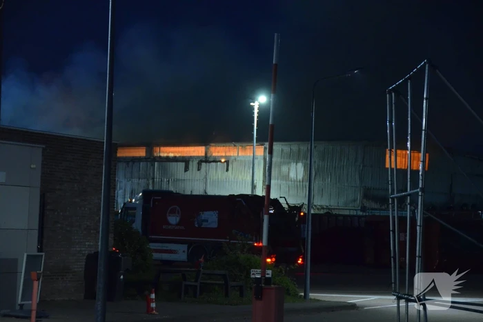 Grote brand in loods van vuilstort