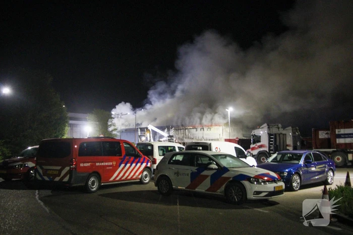 Grote brand in loods van vuilstort