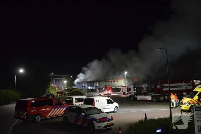 Grote brand in loods van vuilstort