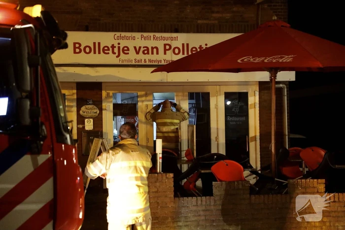 Brandweer doet onderzoek naar vreemde lucht in snackbar Bolletje van Polletje