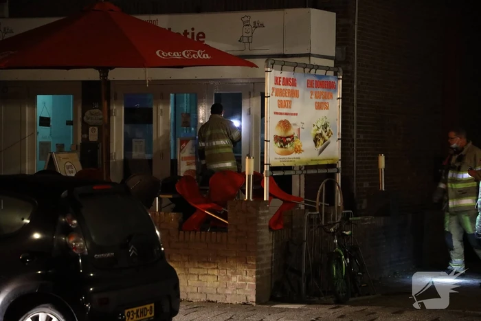 Brandweer doet onderzoek naar vreemde lucht in snackbar Bolletje van Polletje