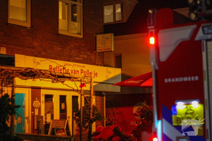 Brandweer doet onderzoek naar vreemde lucht in snackbar Bolletje van Polletje