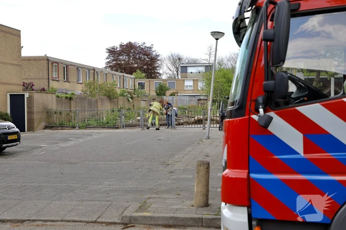 Brandweer bevrijdt kind uit toegangshek
