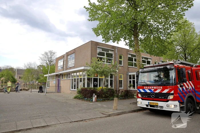 Brandweer bevrijdt kind uit toegangshek