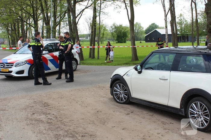 Auto op z'n kop na ongeval