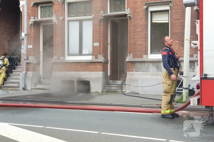 Veel rook door brand in kelder van woning