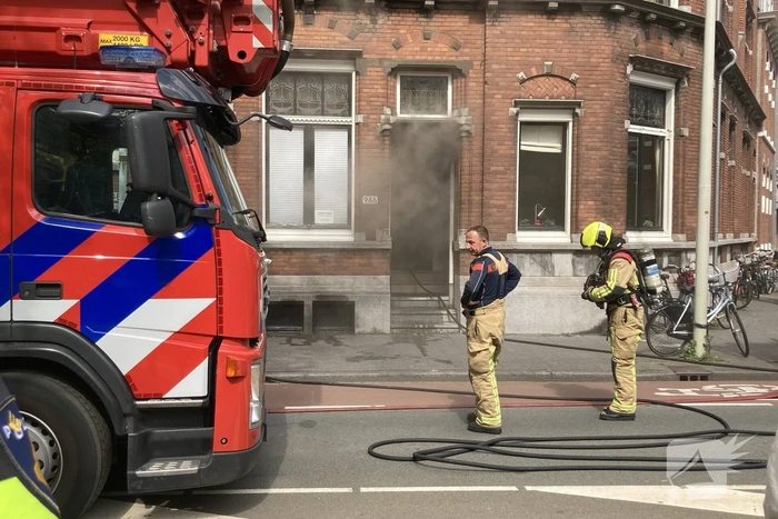 Veel rook door brand in kelder van woning