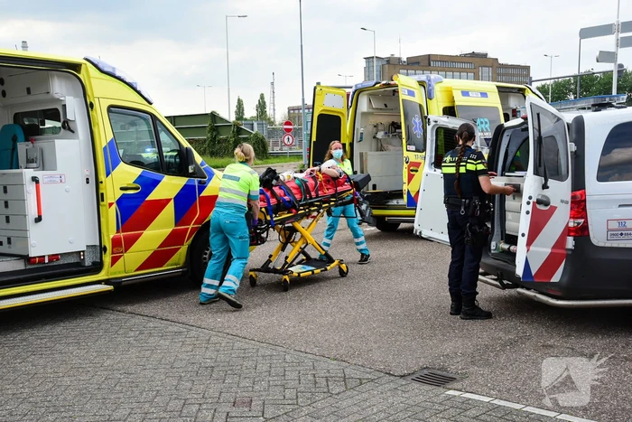 Personenauto schiet van snelweg en botst tegen meerdere personen